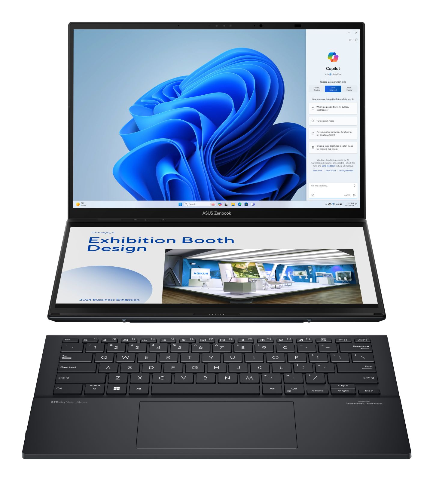 Ein Laptop mit zwei Bildschirmen und Tastatur. Einer zeigt Windows, der andere eine Webseite.
