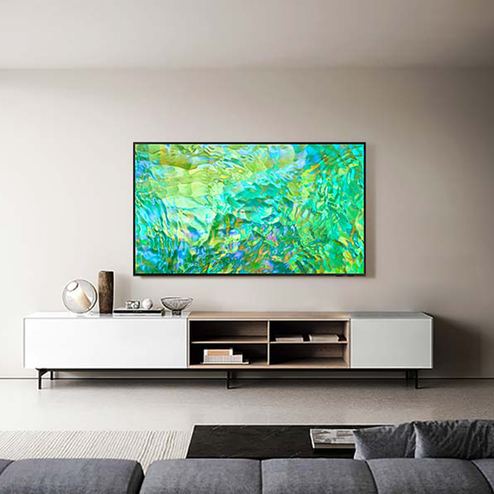 Soggiorno moderno con TV su mobile bianco. Arte astratta sullo schermo. Divano grigio.