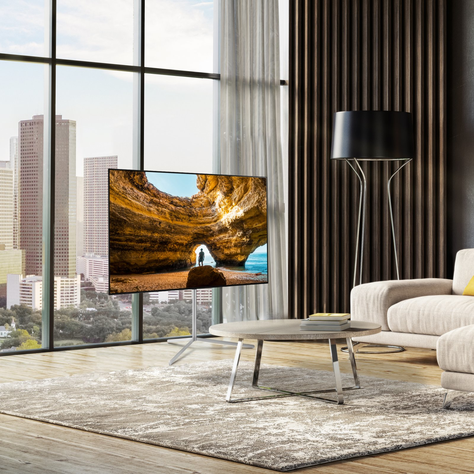 Scena di soggiorno con TV su un supporto, finestra con vista sulla città e divano.