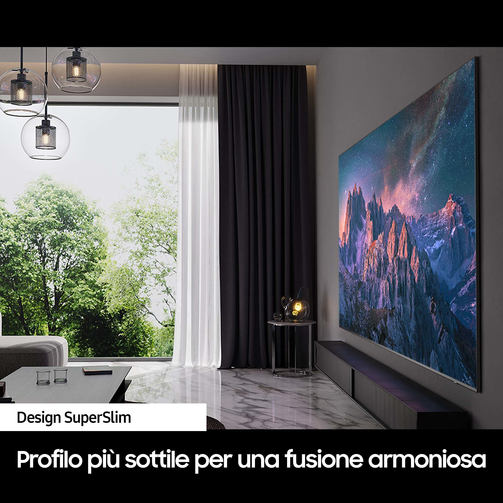 Soggiorno con grande TV. Finestra con vista alberi a sinistra. Tende nere e un tavolo.