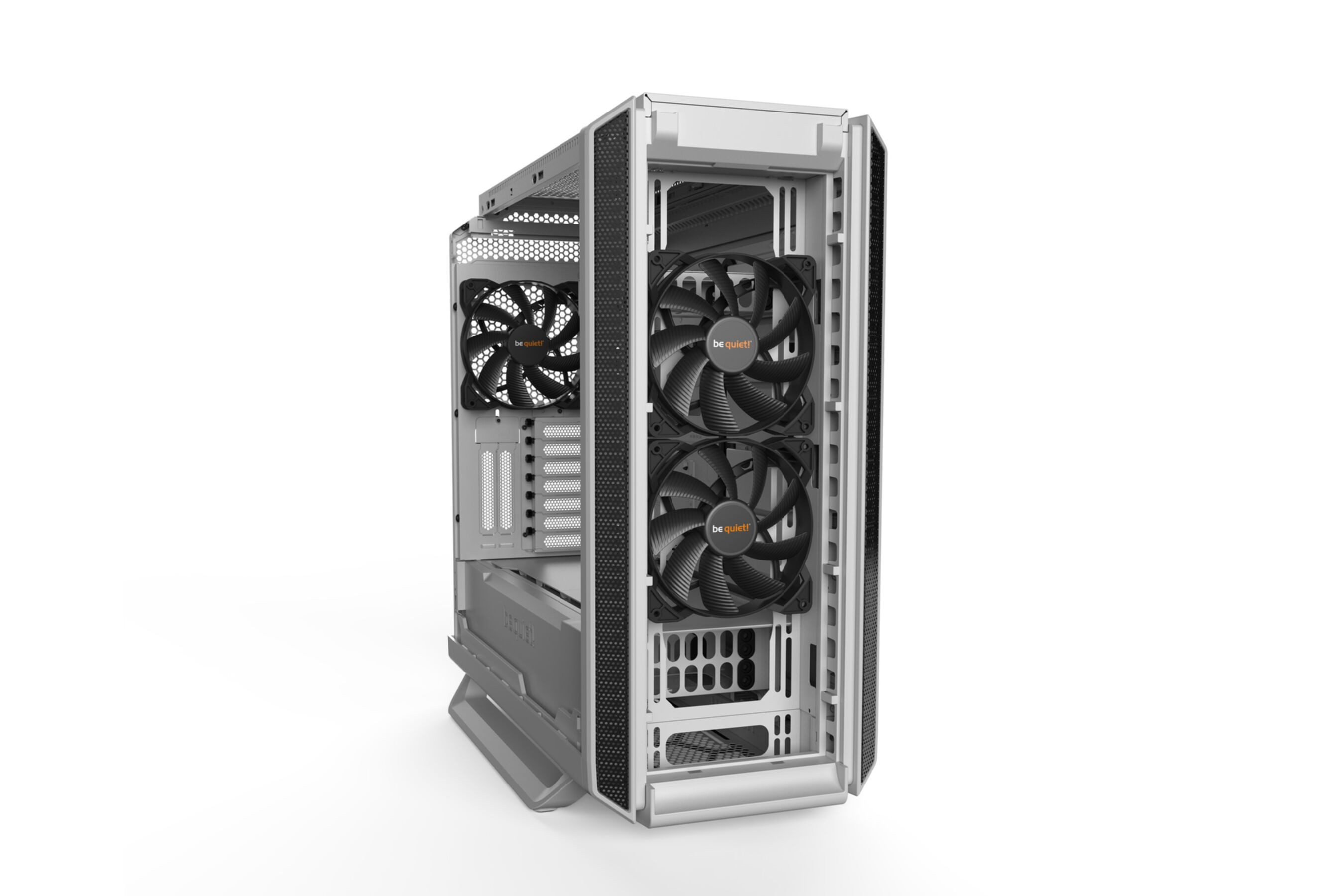 Computergehäuse mit geöffneter Seitenwand, Lüfter sichtbar. Silber und Schwarz.