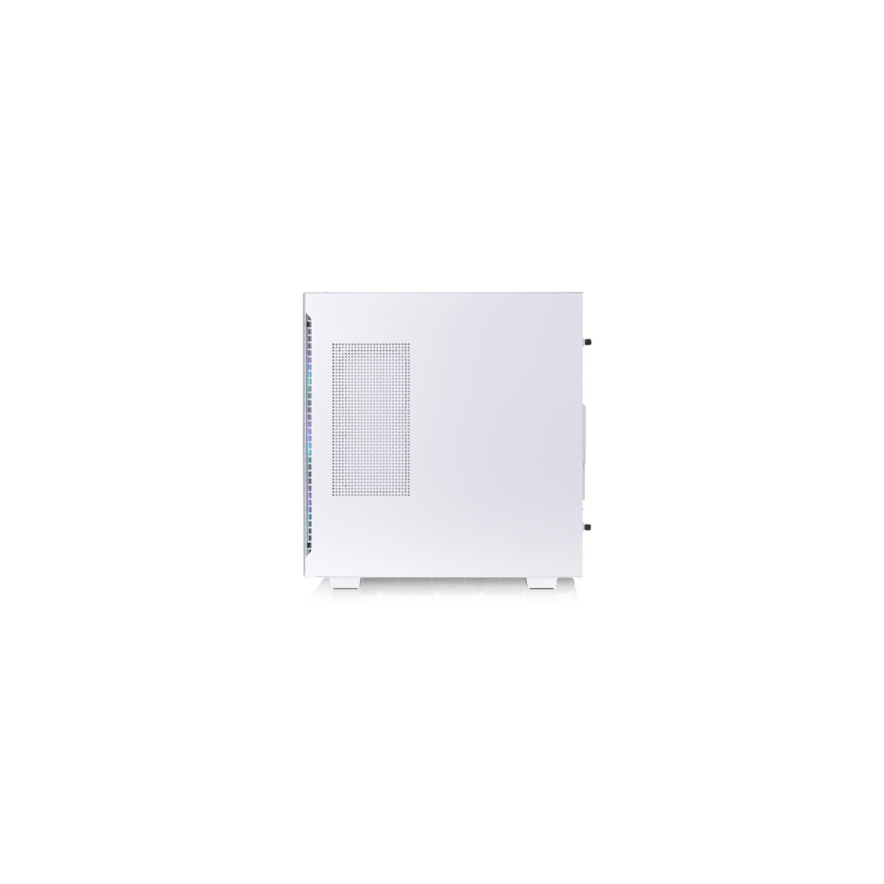 Boîtier d'ordinateur blanc, vue latérale. Panneau latéral perforé, fond blanc.