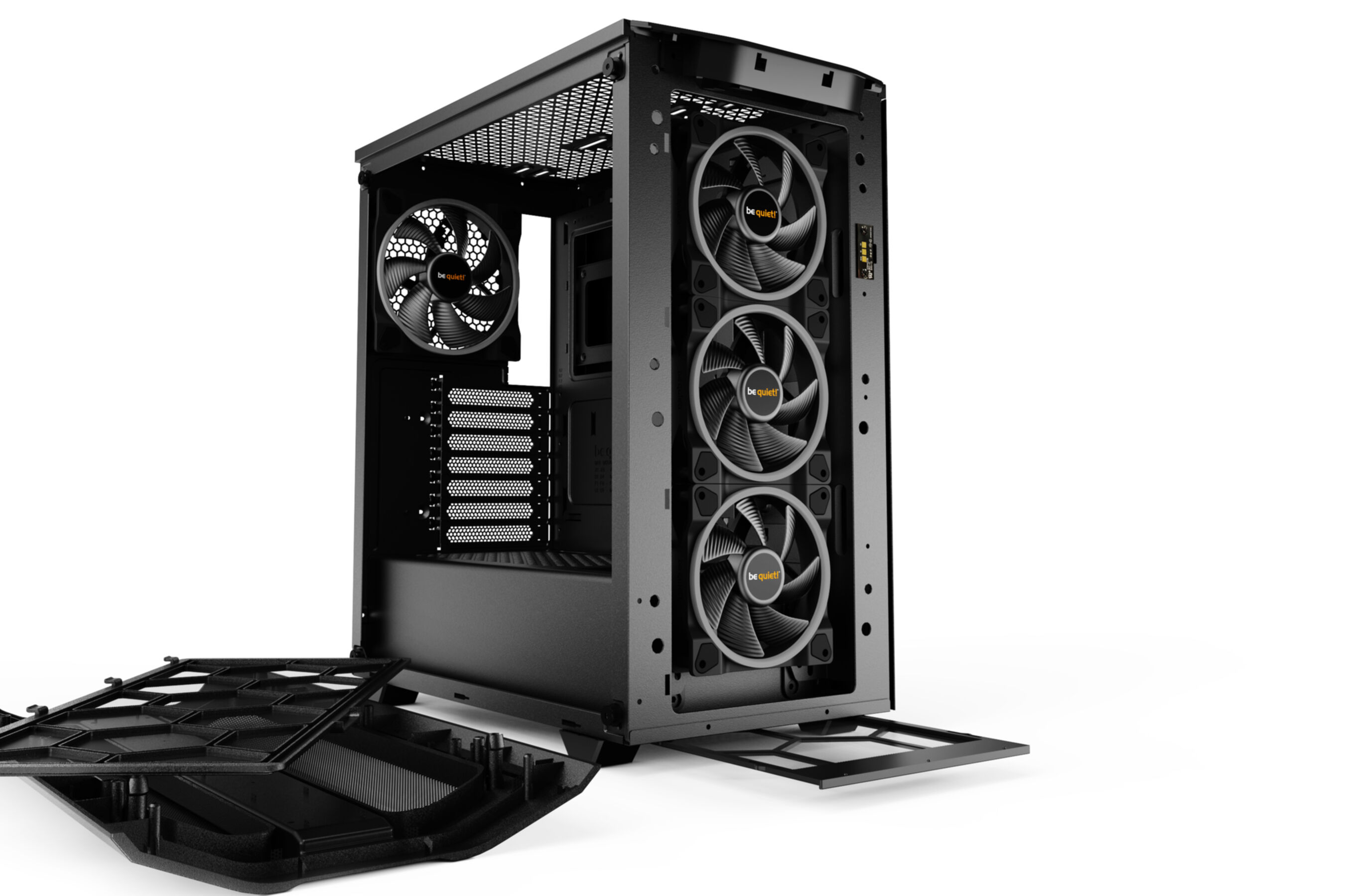 Siyah bir PC kasası, açık yan paneller ve üç fan ile. Ön panel ayrılmış.