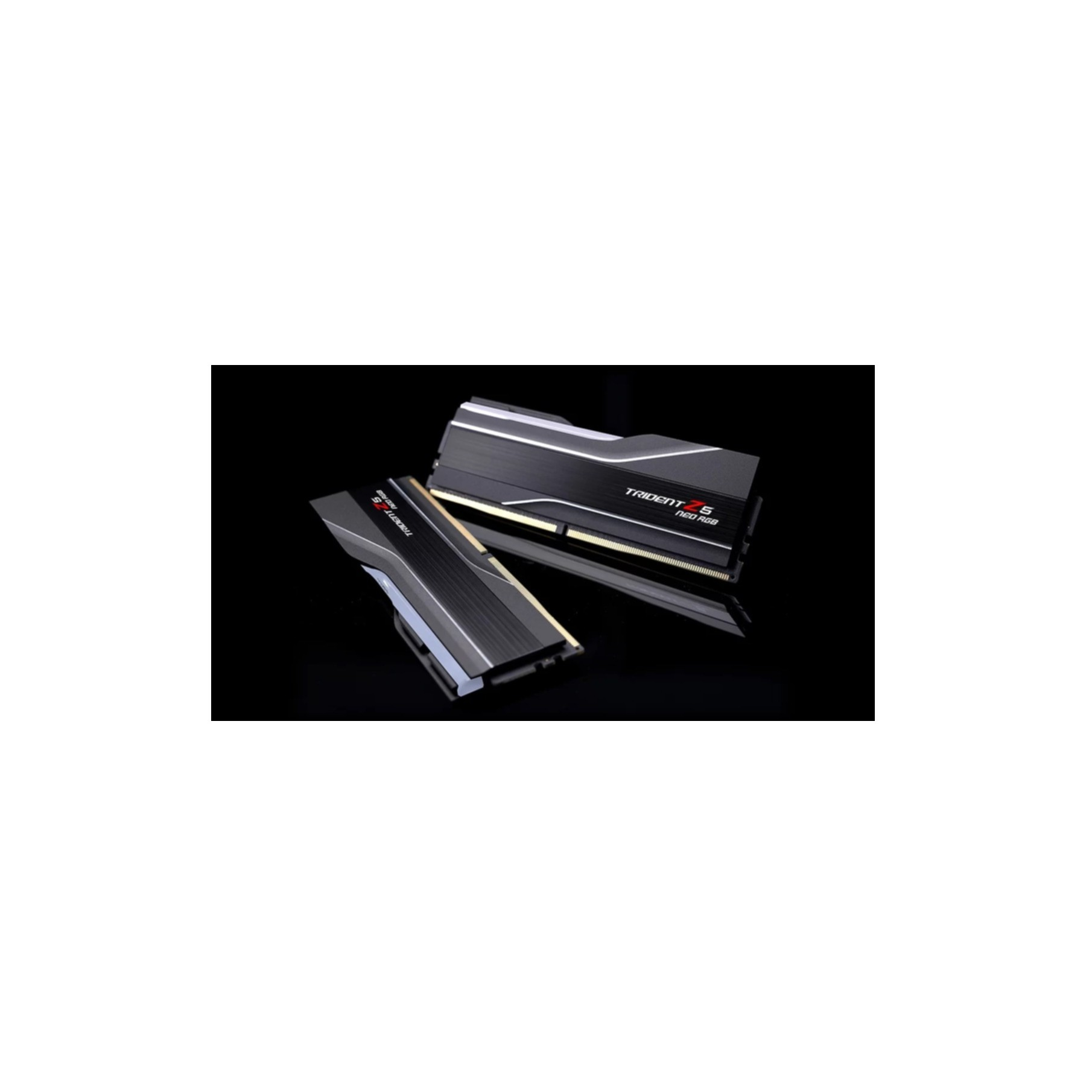 Dwa czarne moduły RAM na odblaskowej czarnej powierzchni. Moduły mają srebrne akcenty i czerwony tekst "Trident Z5".
