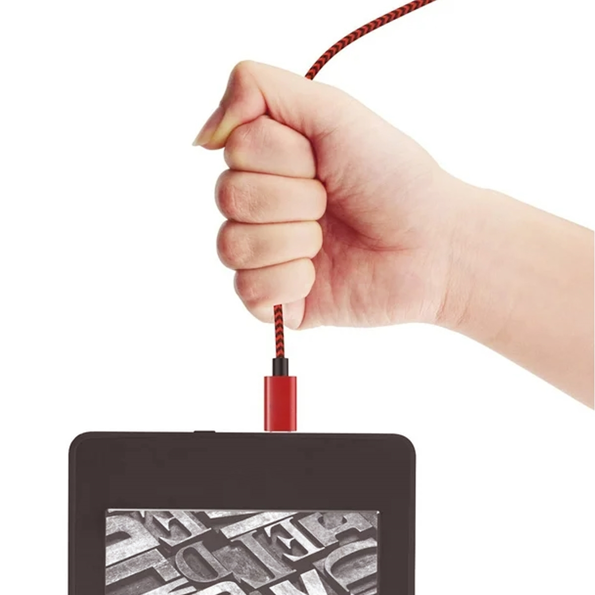 Eine Hand, die ein rotes USB-C-Kabel hält, das an ein schwarzes Tablet angeschlossen ist und Text anzeigt.