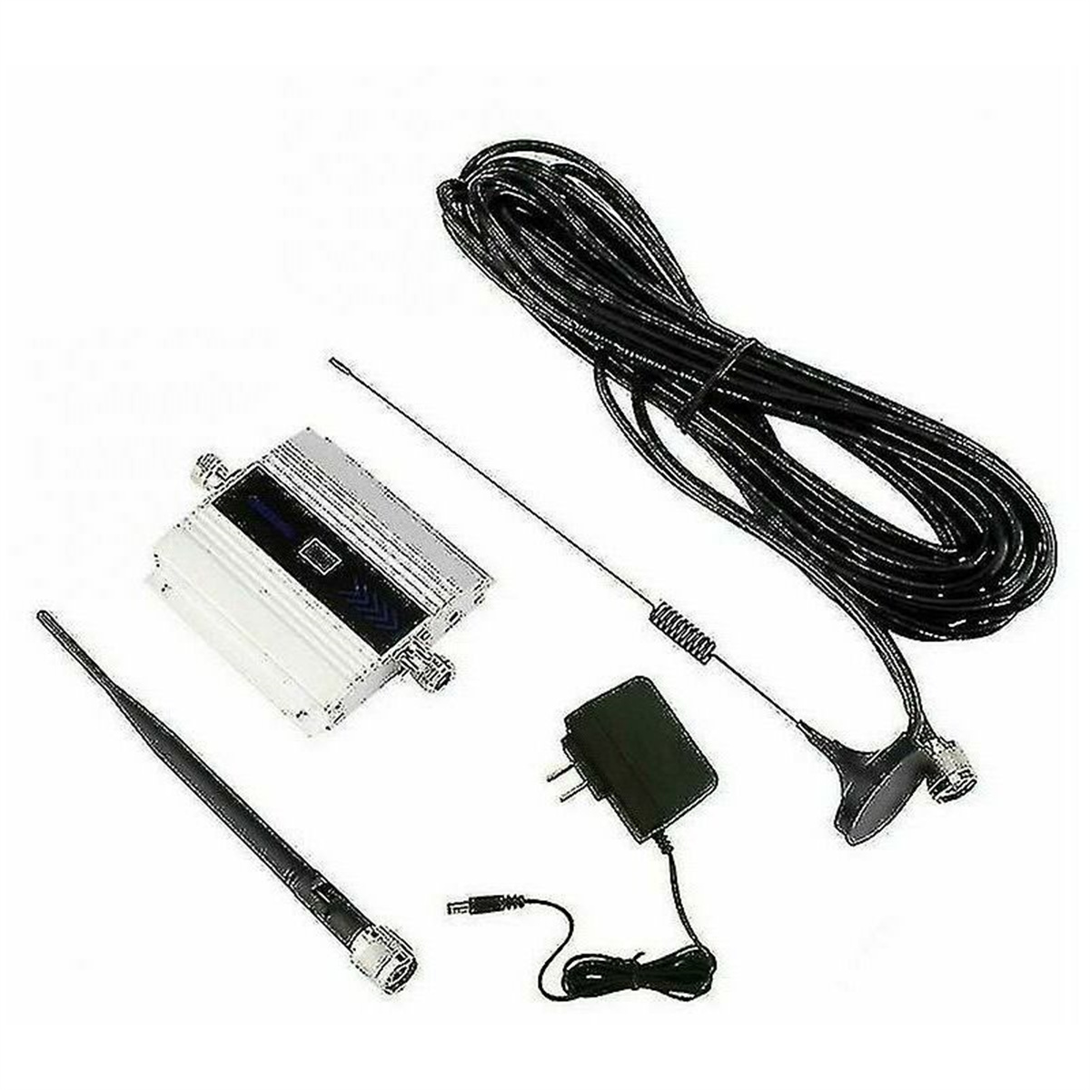 Ein Signalverstärker-Kit mit Antennen, Kabel und Netzteil. Die Artikel befinden sich auf weißem Grund.
