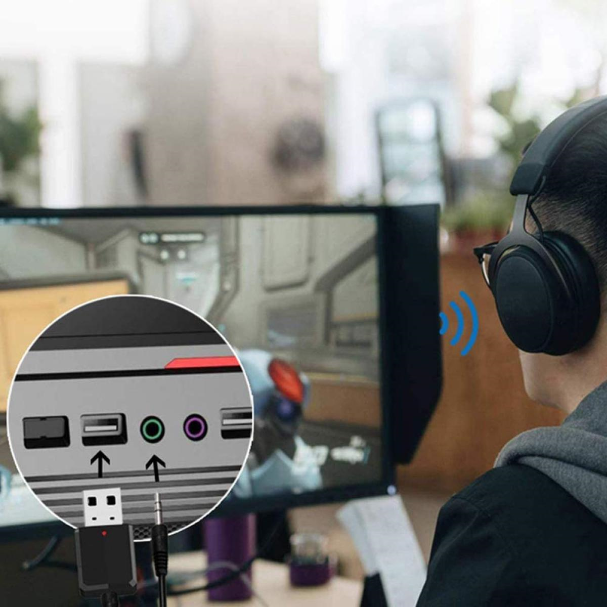 Ein Mann mit Kopfhörern benutzt einen Computer. Eine Nahaufnahme zeigt USB- und Audioanschlüsse.
