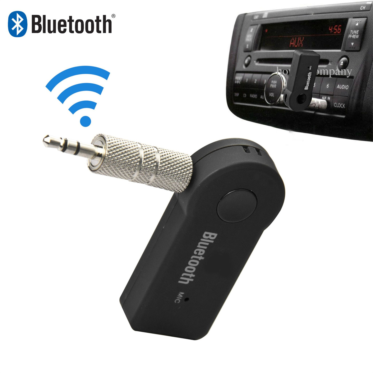 Ein schwarzes Bluetooth-Gerät, das mit dem AUX-Anschluss eines Autos verbunden ist, mit einem Smartphone.