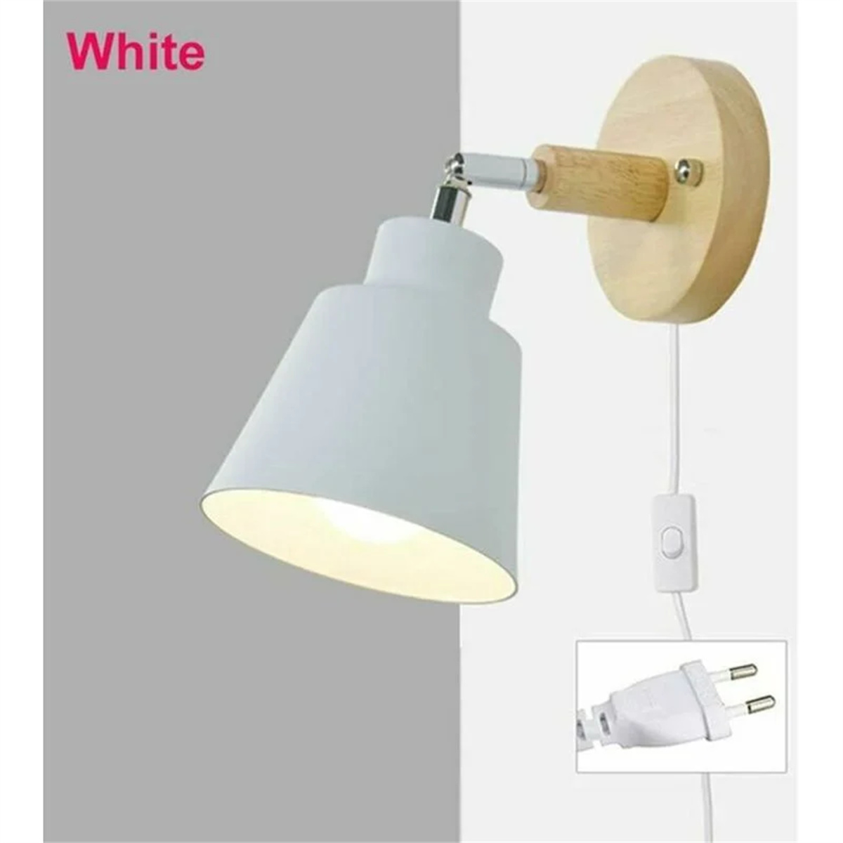 Eine weiße Wandleuchte mit Holzsockel, weißem Schirm und sichtbarem Stecker.