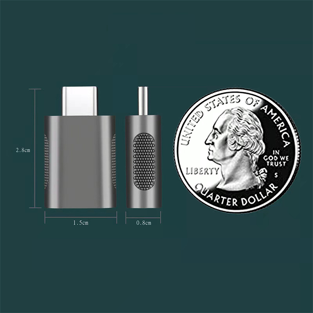 Silberner USB-C-Adapter und ein US-Quarter. Adaptermaße: 2,8 cm x 1,5 cm x 0,8 cm. Dunkler Hintergrund.