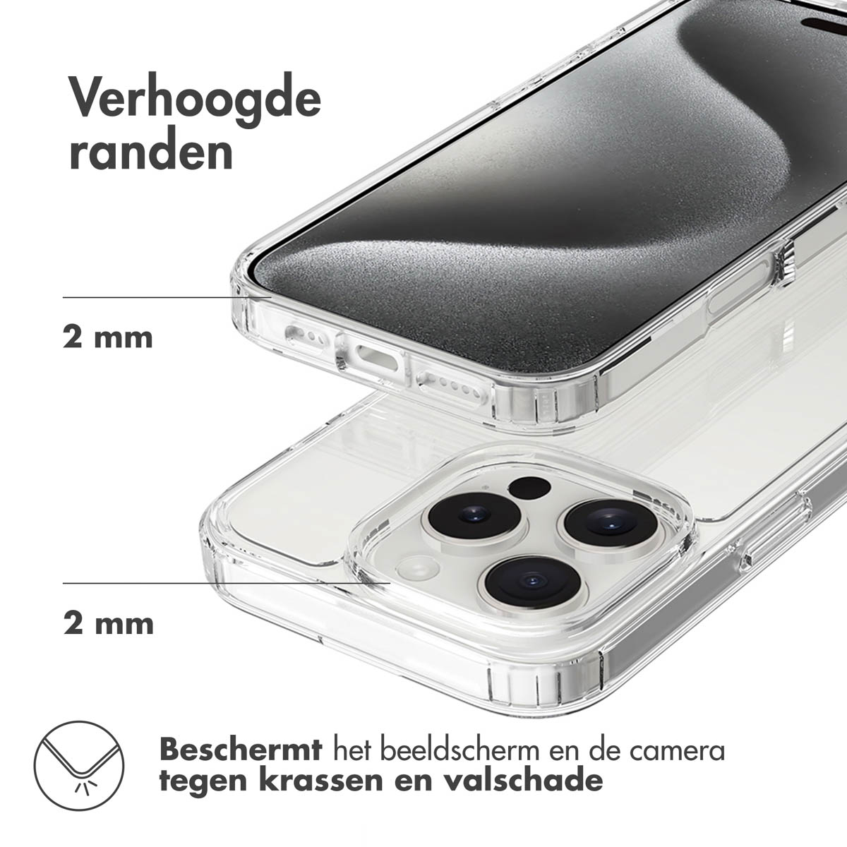 Un étui transparent protégeant un téléphone est présenté, avec les détails de l'écran et de la caméra visibles.