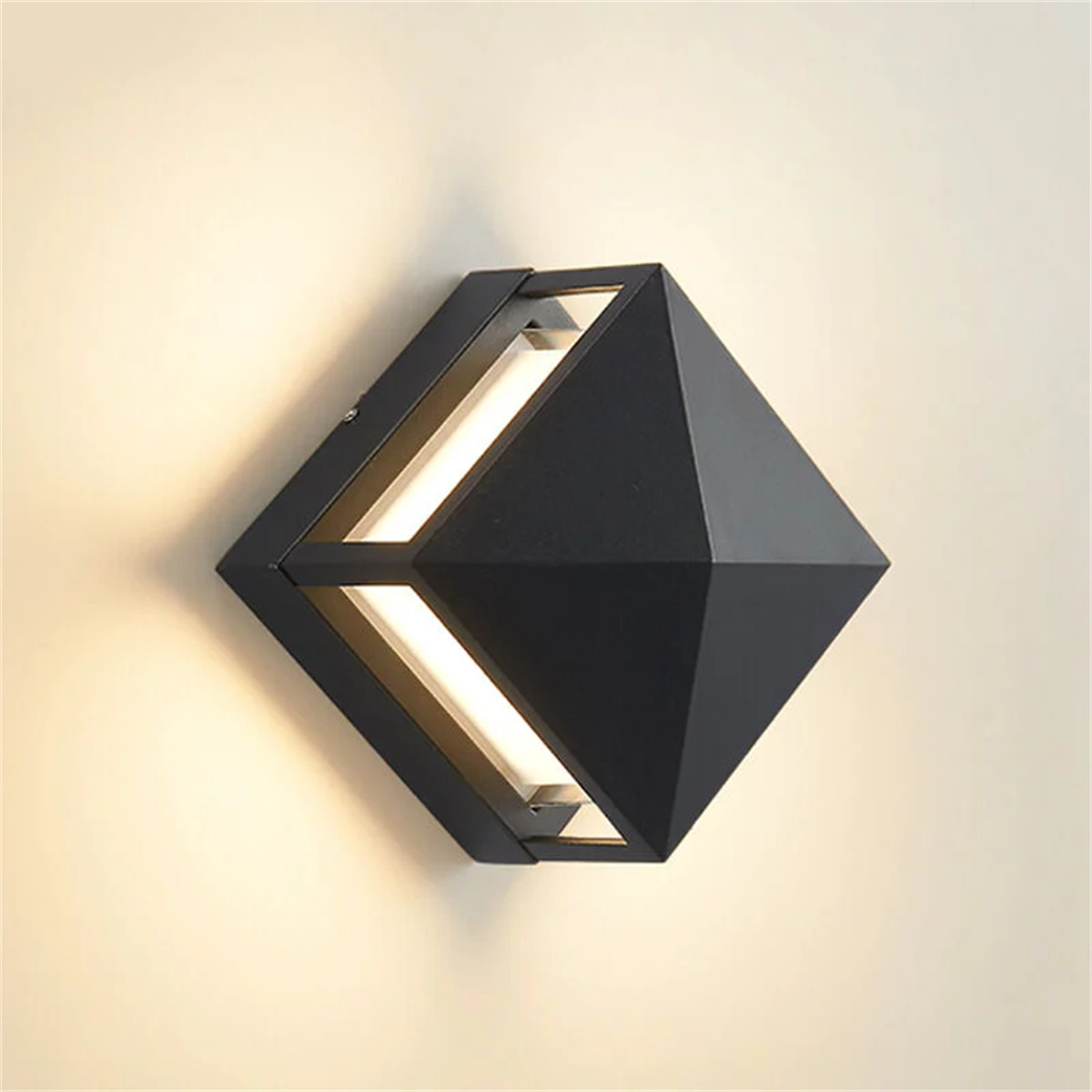 Eine rautenförmige schwarze Wandleuchte mit zwei Lichtstreifen.