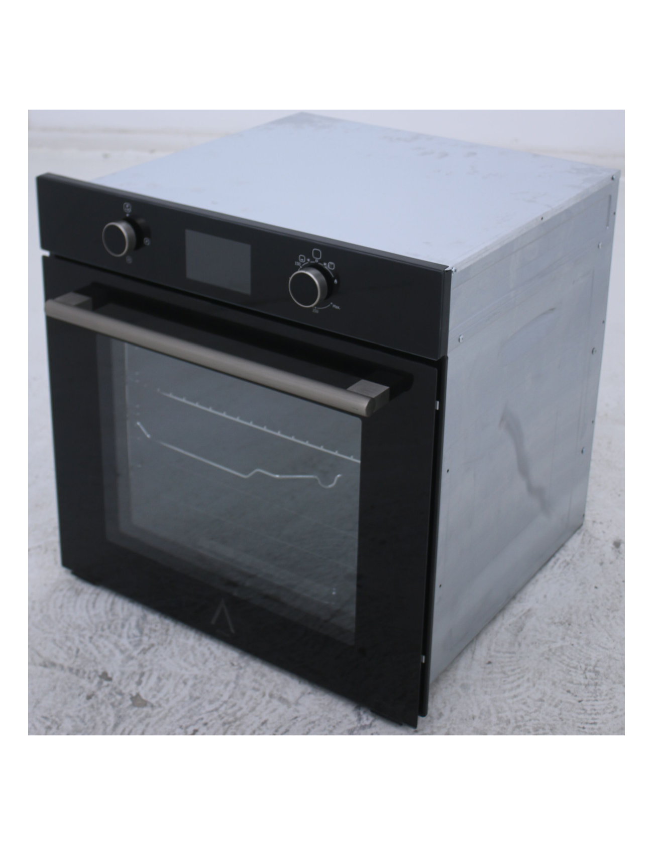 Un horno con puerta de cristal y asa. Es negro y plateado. El fondo es gris claro.