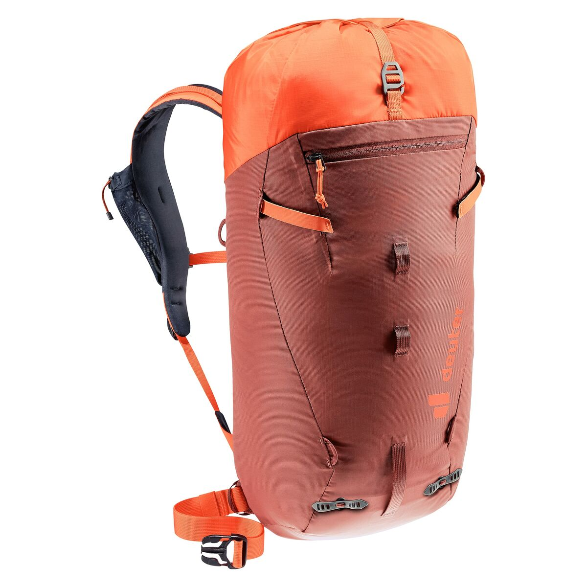 Orangener und brauner Rucksack mit Riemen. Isoliert auf weißem Hintergrund.