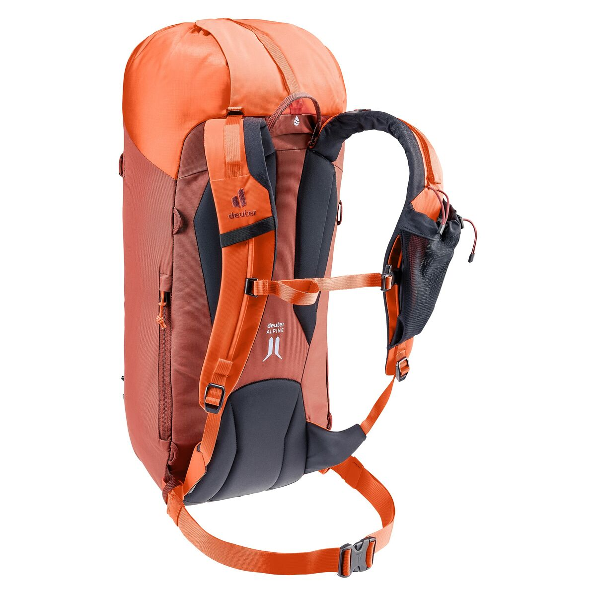 Ein orangefarbener und roter Wanderrucksack mit schwarzen Gurten und Details.