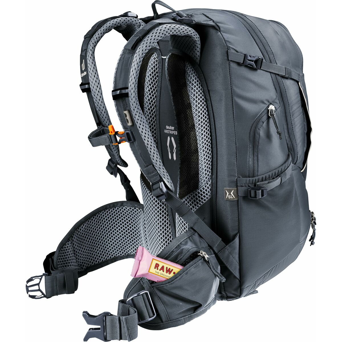 Grauer Rucksack mit Gurten, Schnallen und einem rosa Energieriegel in einer Seitentasche. Deuter AirStripes-Etikett sichtbar.