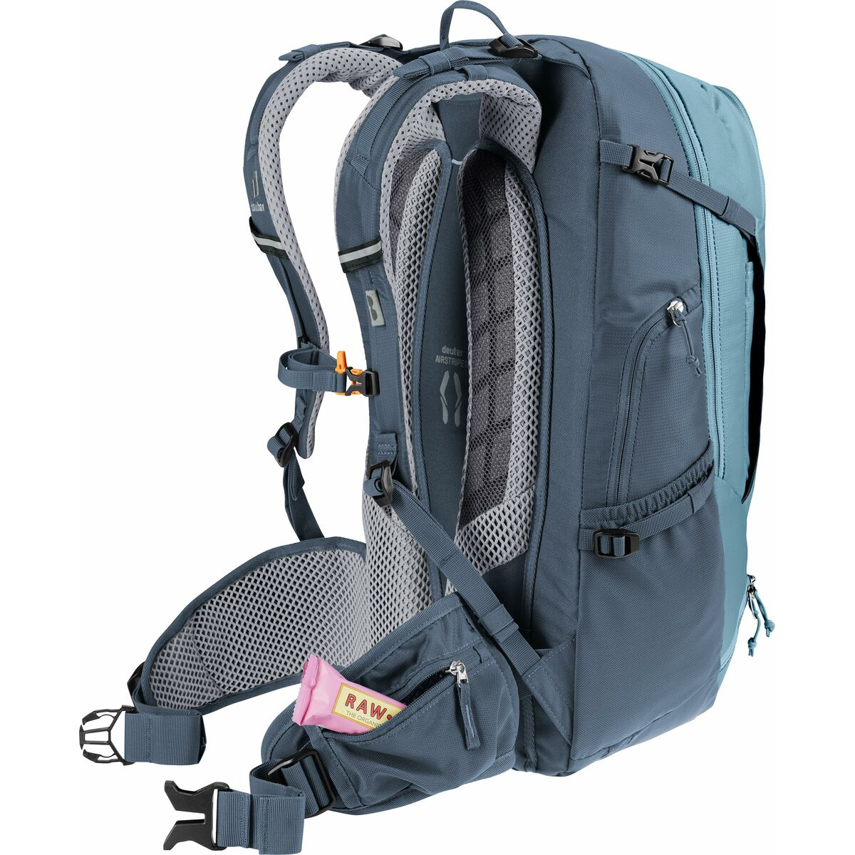 Blauer Rucksack mit grauen Trägern, einem Müsliriegel in der Seitentasche und einem Mesh-Rückenteil.