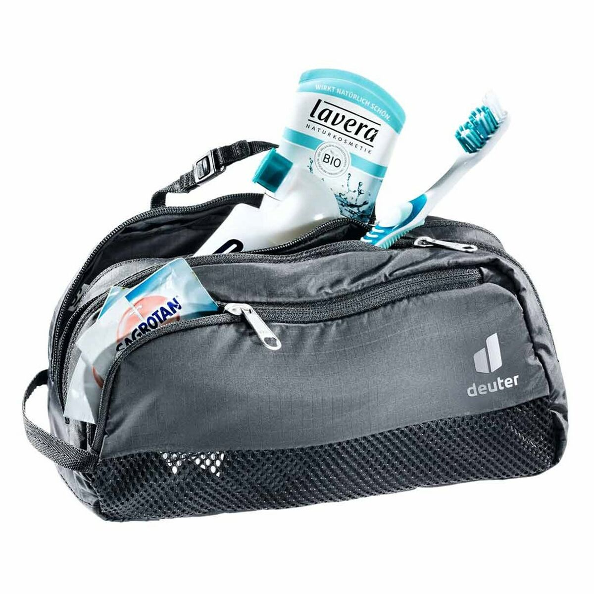 Kulturtasche mit Zahnpasta, Zahnbürste und anderen Gegenständen. Graue Tasche mit weißem Hintergrund.