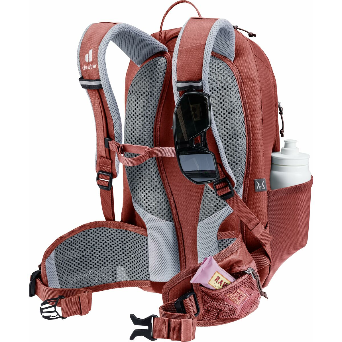 Ein roter und grauer Deuter Rucksack mit Zubehör, von der Seite gesehen.