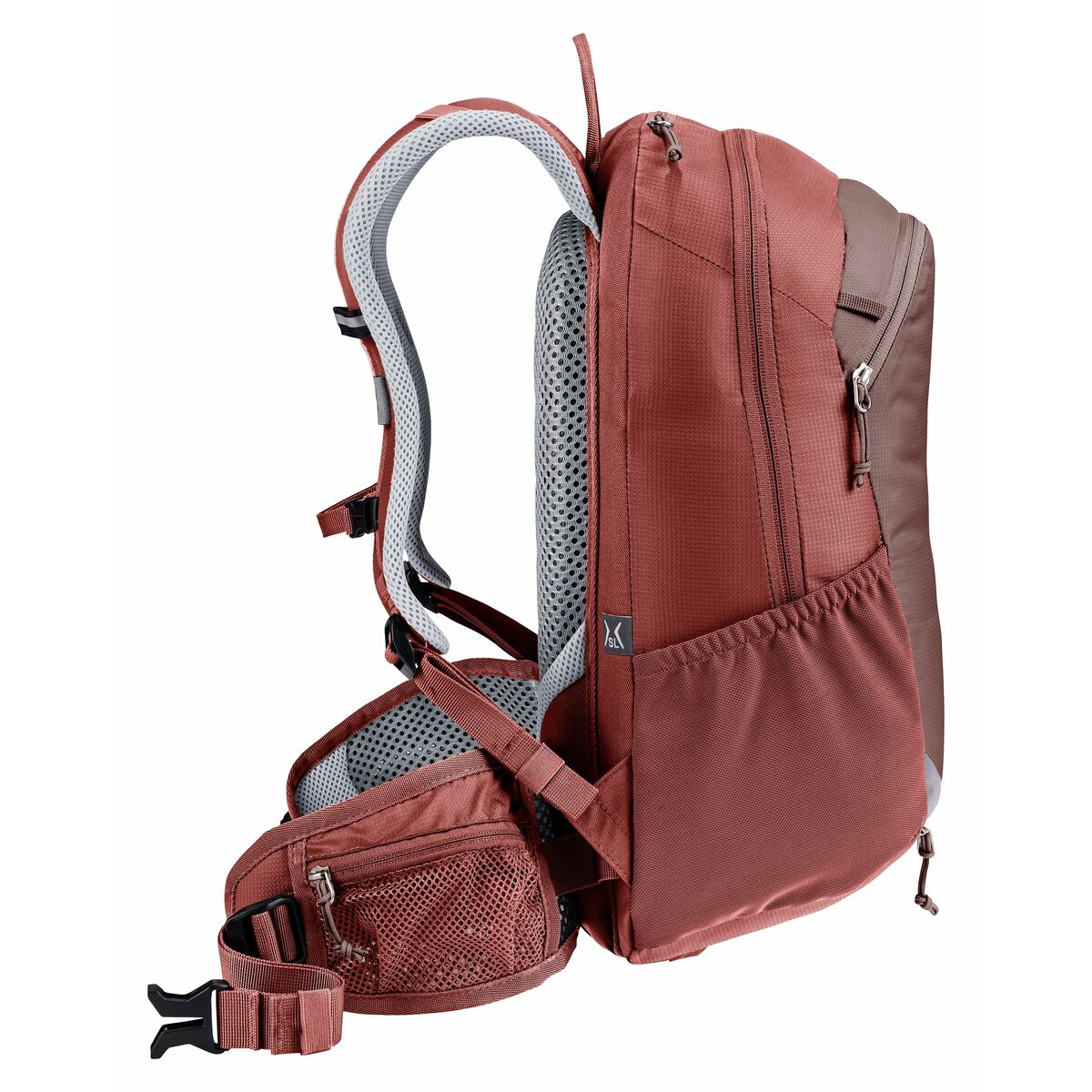 Ein roter Rucksack mit Seitentaschen und einem Mesh-Rückenteil, Seitenansicht, auf weißem Hintergrund.