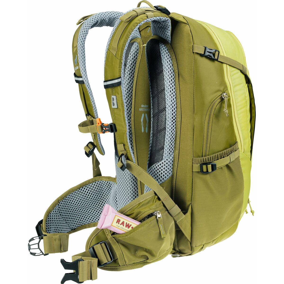 Grüner und khaki-farbener Rucksack mit einer Seitentasche, in der sich ein rosa Energieriegel befindet. Merkmale Air-Mesh.