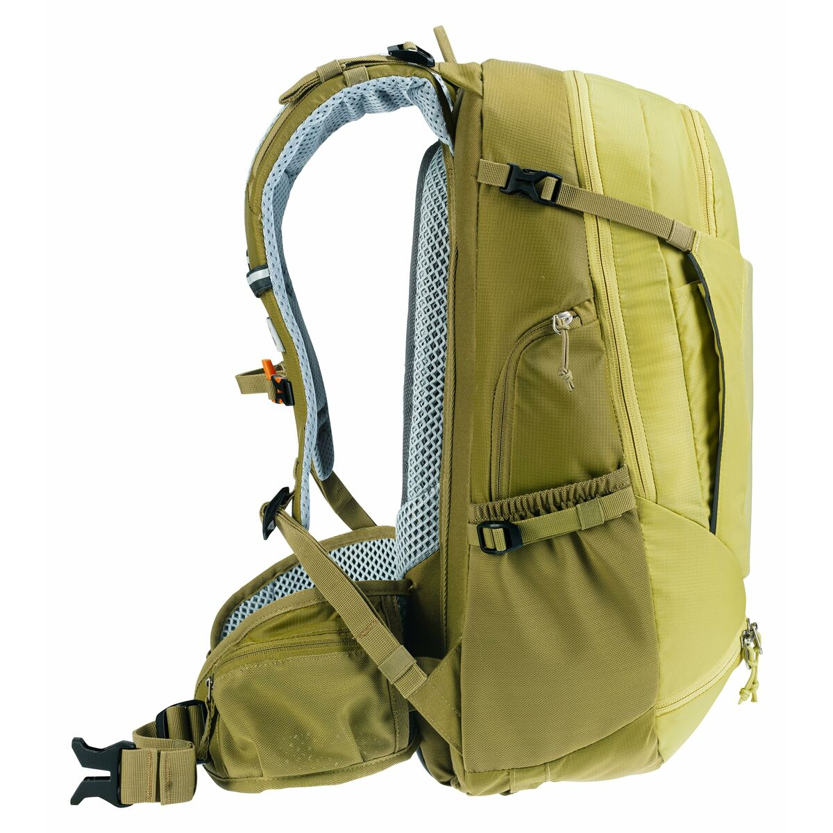 Grüner und beigefarbener Wanderrucksack mit vielen Gurten und Taschen, isoliert auf weißem Grund.