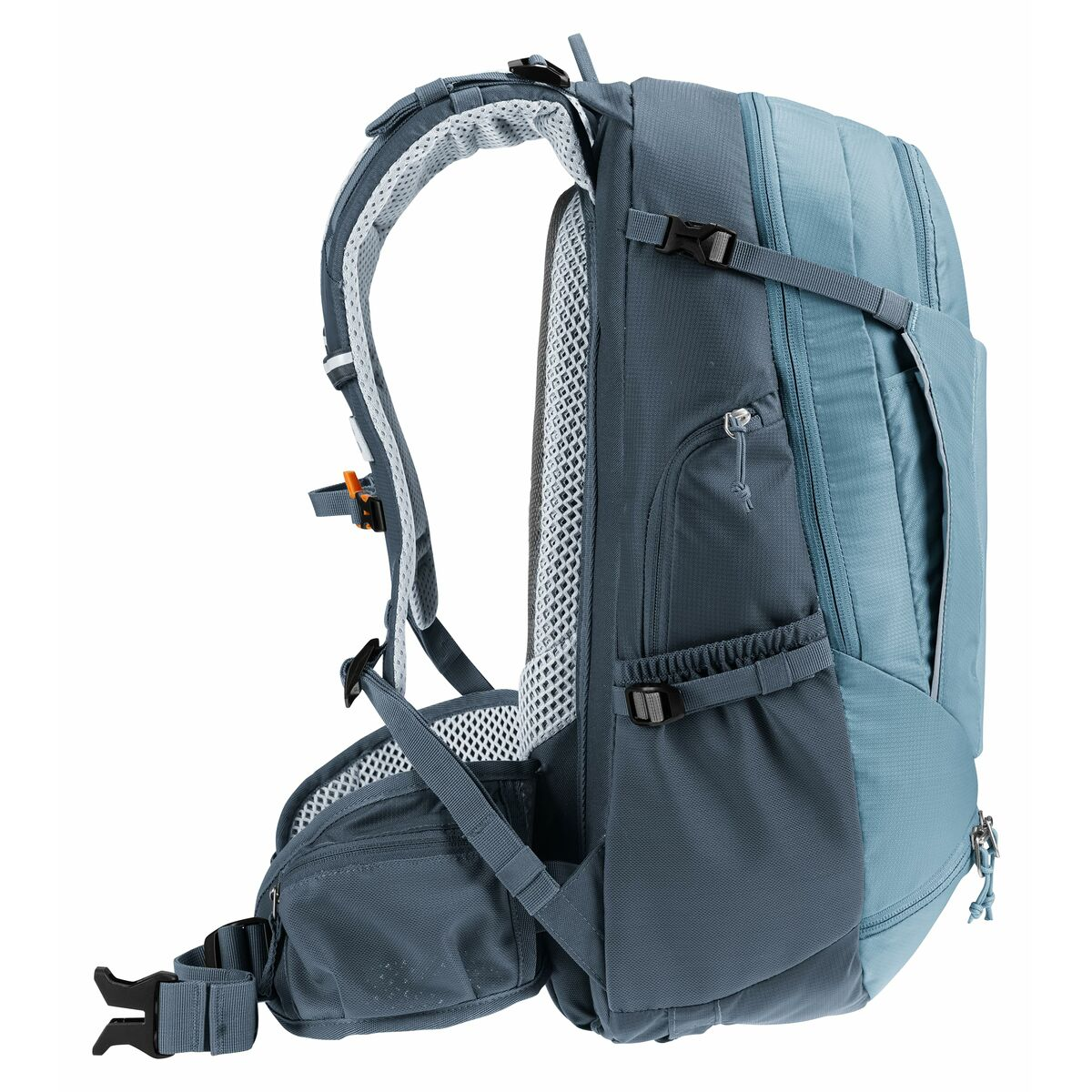 Ein blauer Rucksack mit mehreren Taschen und Gurten, von der Seite betrachtet, mit einem Netz-Rückenteil.