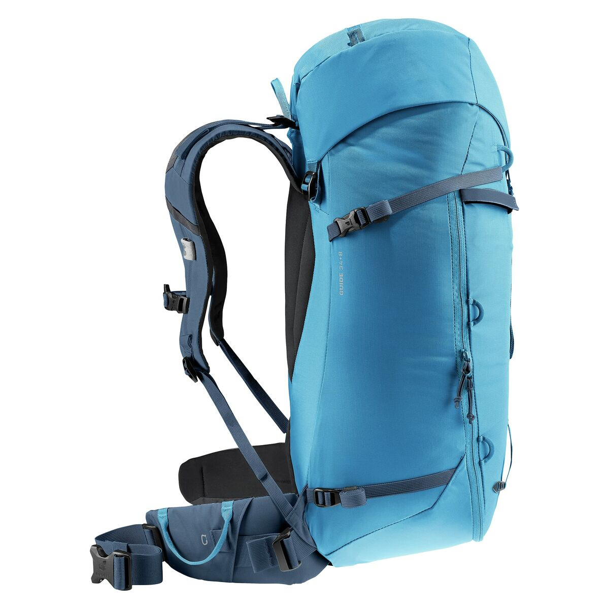 Blauer Rucksack mit mehreren Riemen und Taschen. Für Wanderungen konzipiert, mit gebogenem Rücken.