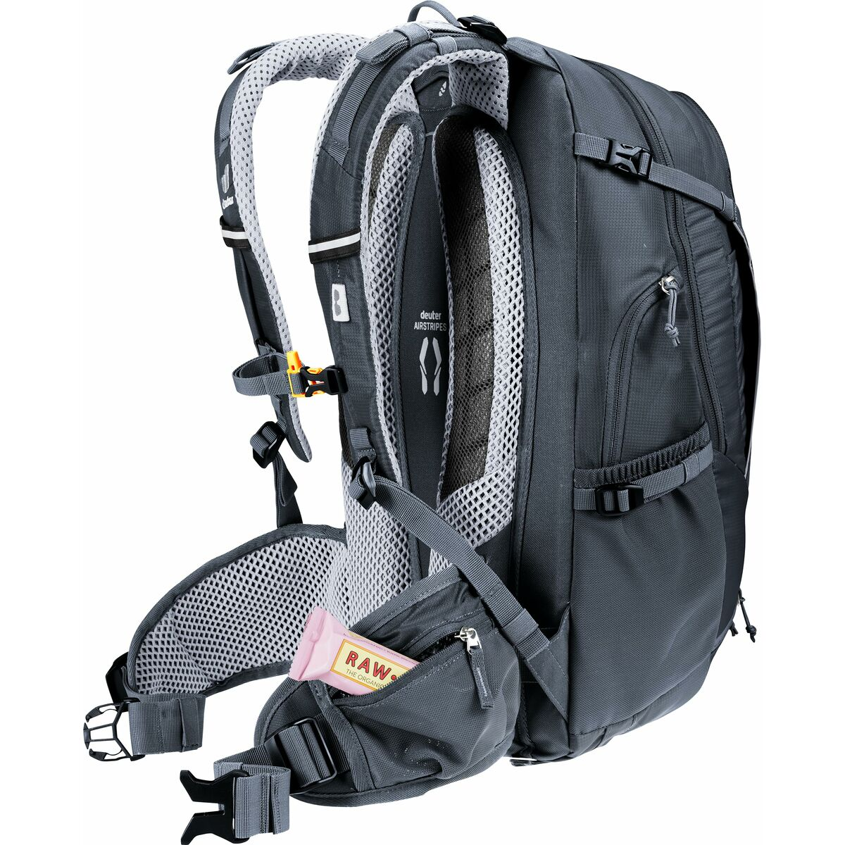 Grauer Wanderrucksack mit Taschen und Riemen. Ein rosa Energieriegel in der Seitentasche.