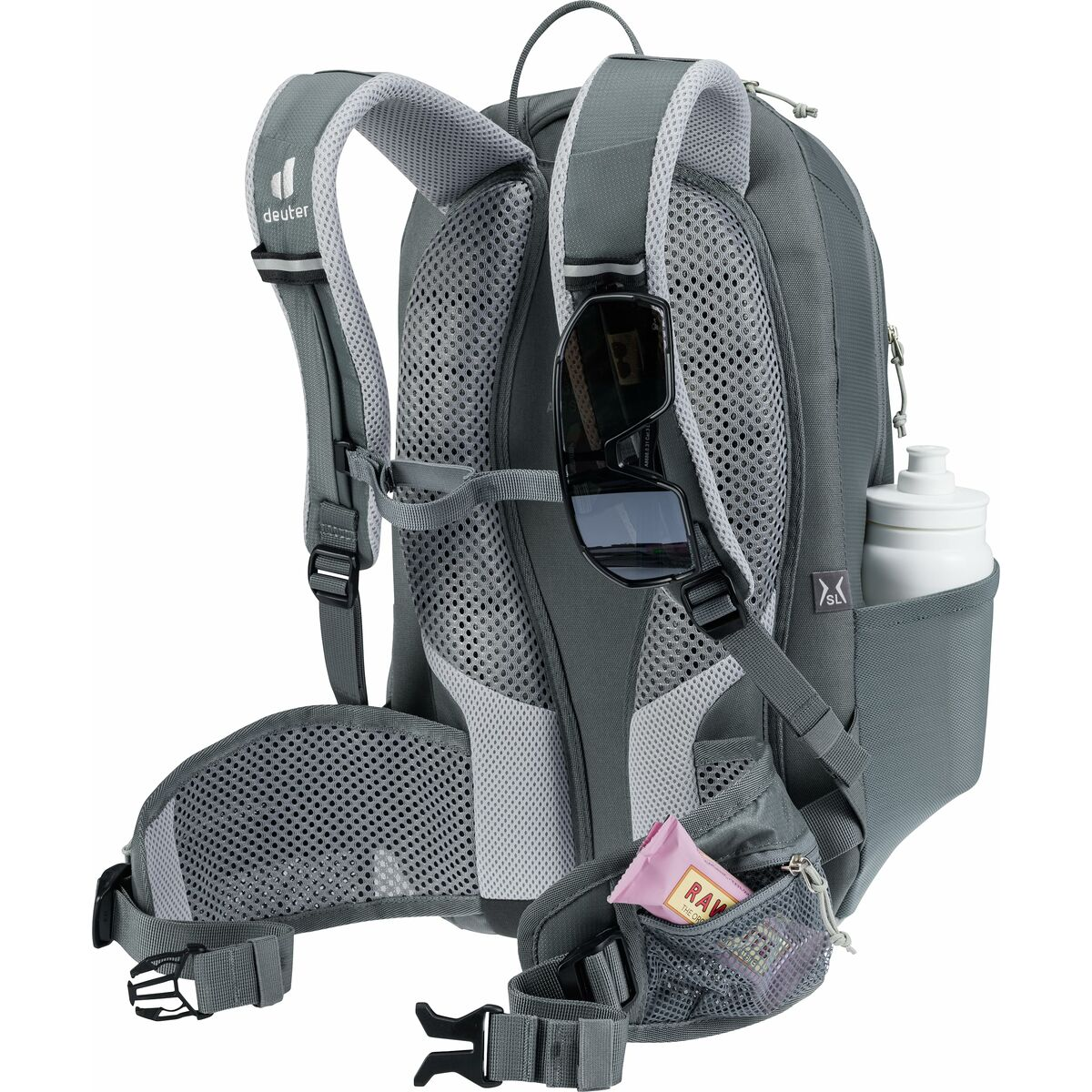 Grauer Deuter Rucksack mit Sonnenbrille, Wasserflasche und Snack in den Seitentaschen.