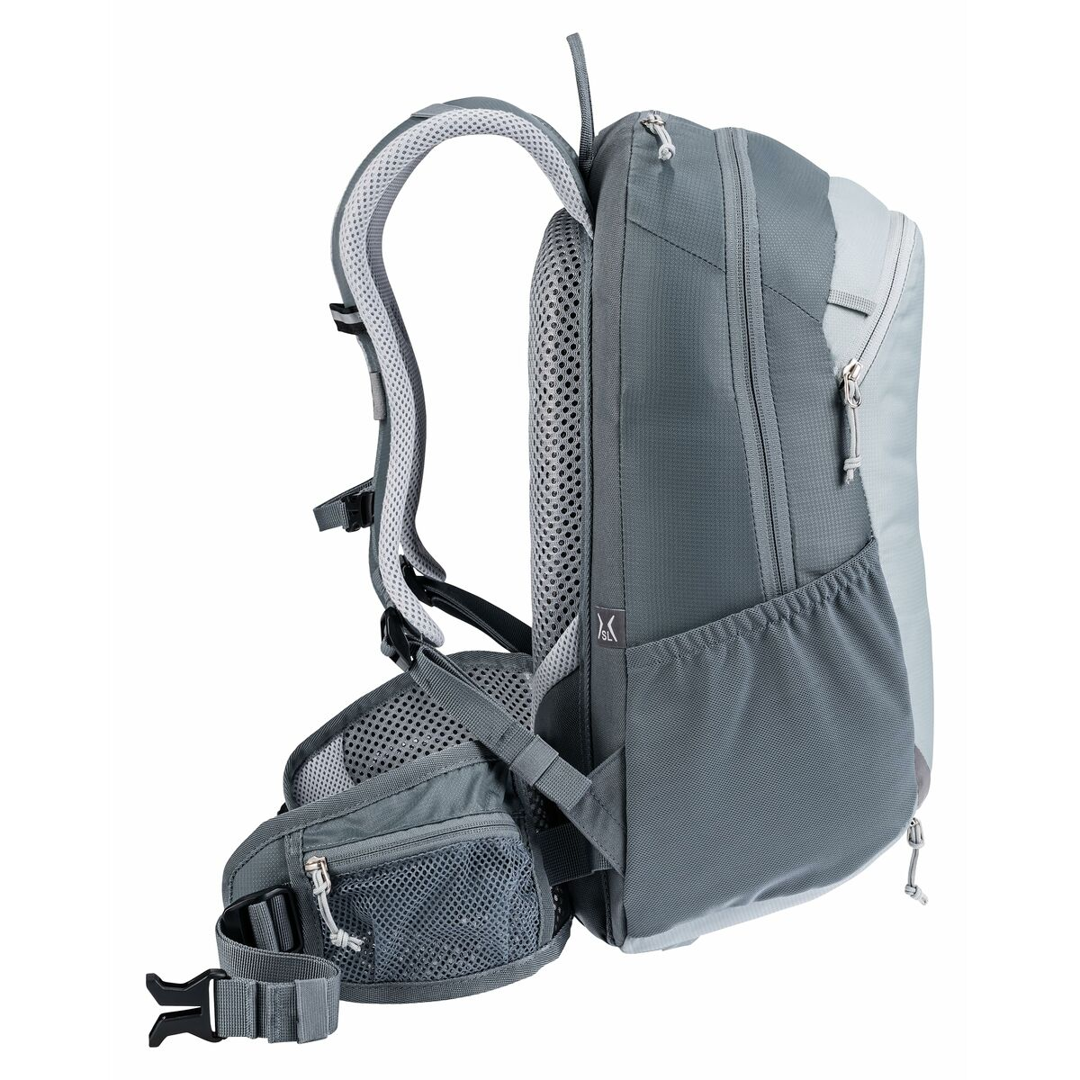 Grauer Rucksack mit Seitentaschen und Mesh-Details, Seitenansicht, weißer Hintergrund.