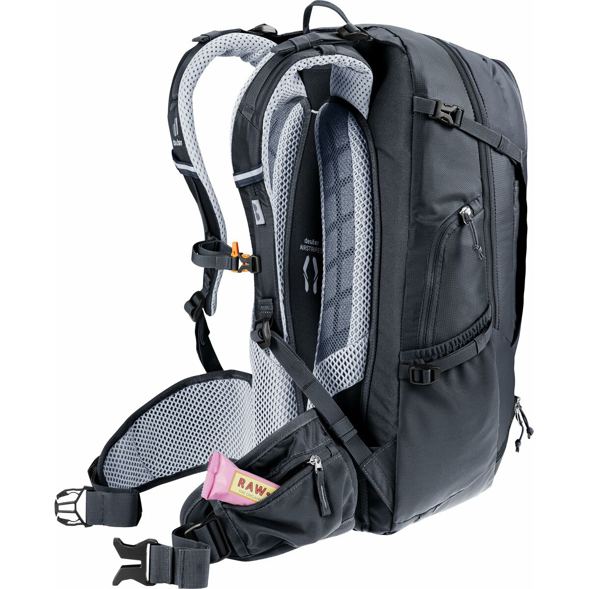 Schwarzer Rucksack mit mehreren Taschen und Gurten. Ein rosa Riegel befindet sich in einer Tasche.