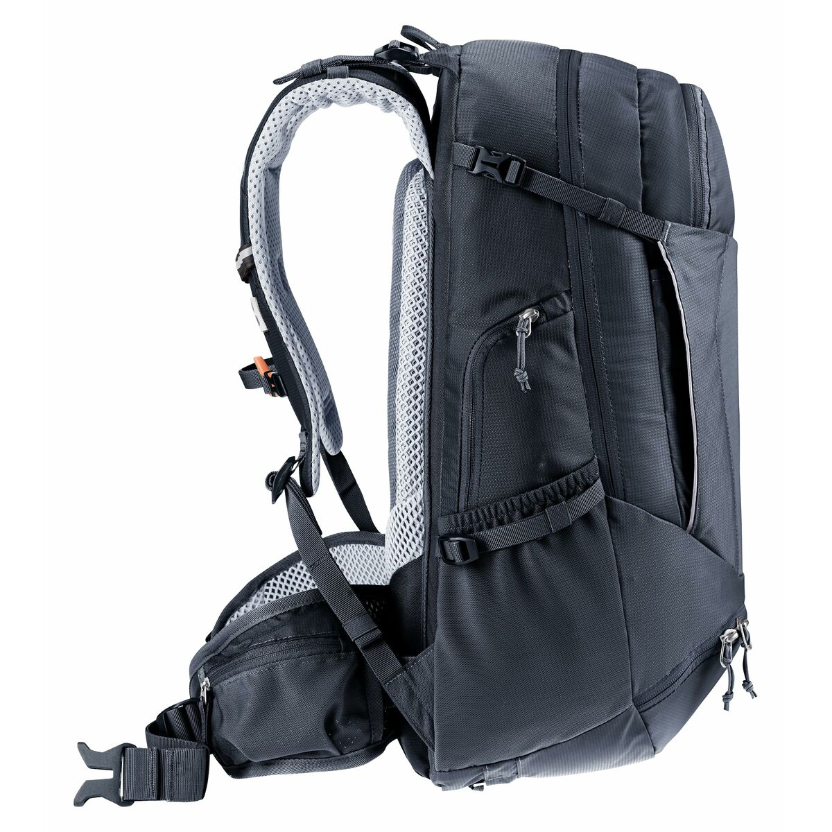 Schwarzer Rucksack. Seitenansicht, zeigt Riemen, Taschen und ein Netz-Rückenteil, vor weißem Hintergrund.