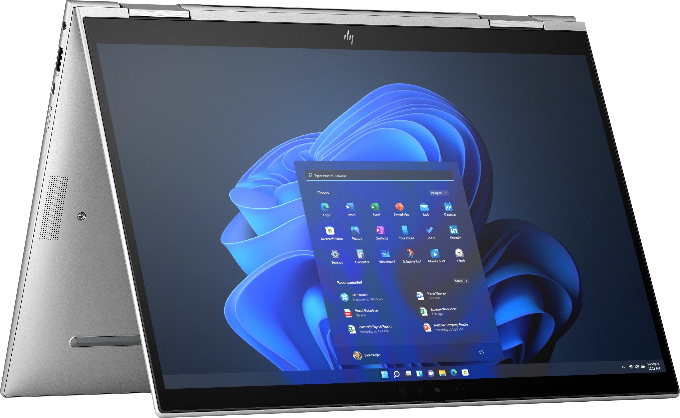 Un laptop argentato in posizione parzialmente aperta, che mostra un menu di Windows 11 sullo schermo.