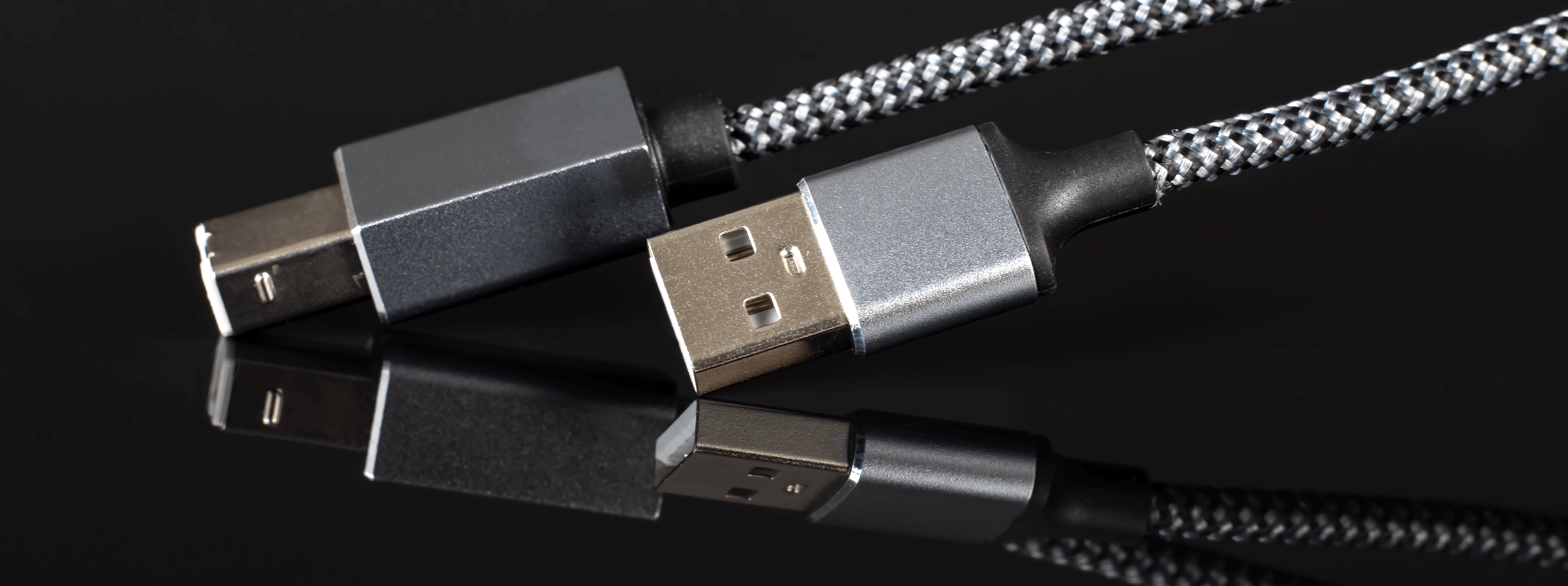 Dwa kable USB. Jeden to USB-A, a drugi USB-C, z odbiciami.