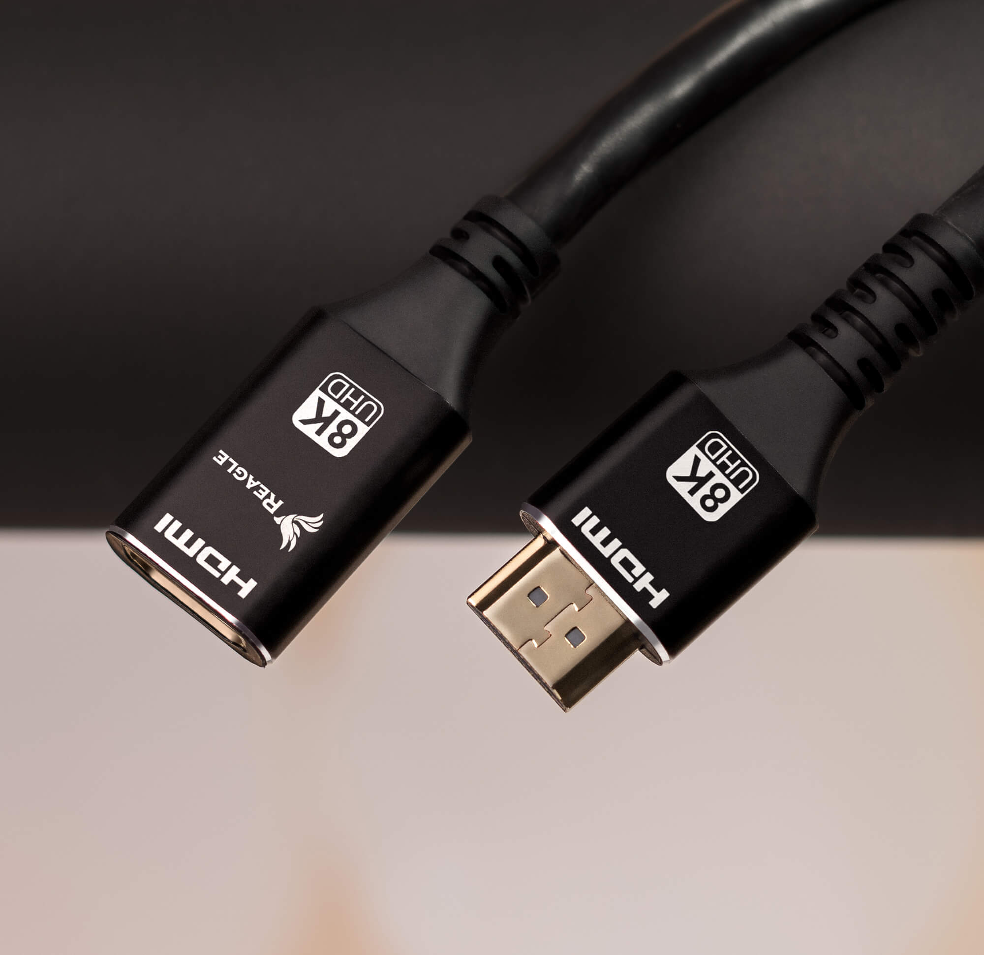 Dwa czarne kable HDMI z etykietą 8K UHD i logo HDMI.