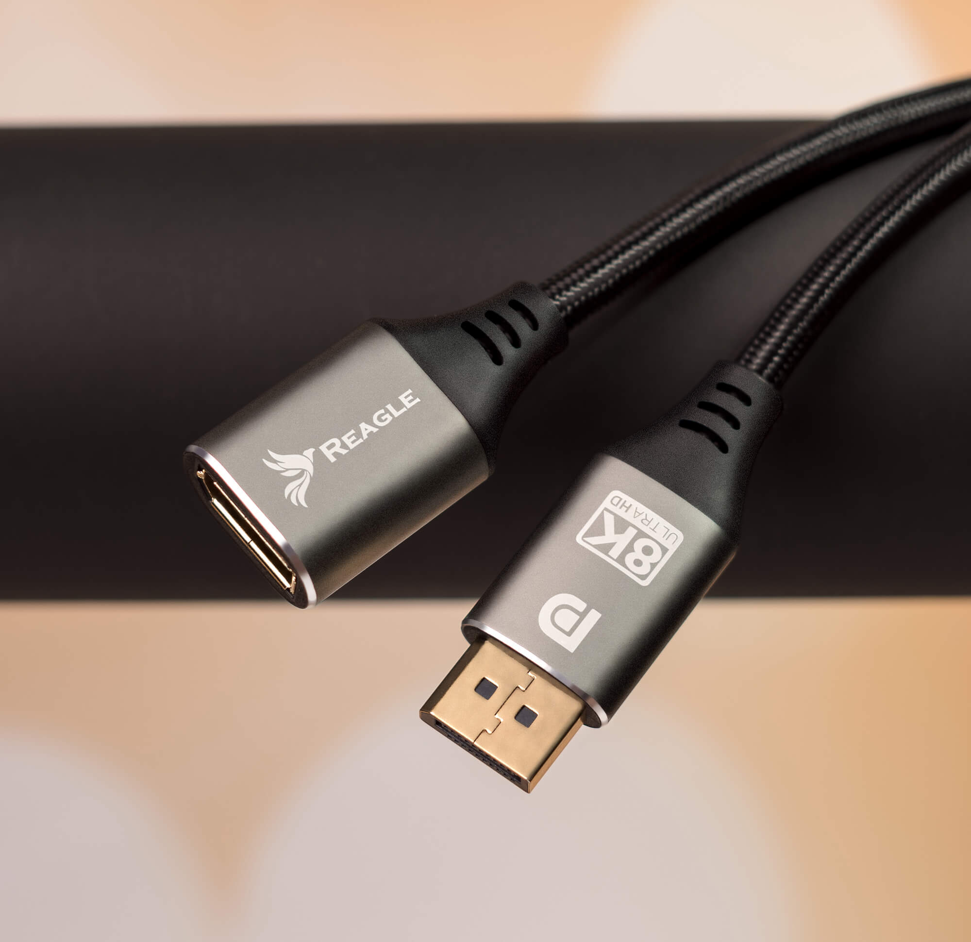 Dwa czarne kable DisplayPort 8K Ultra HD ze srebrnymi złączami i marką.
