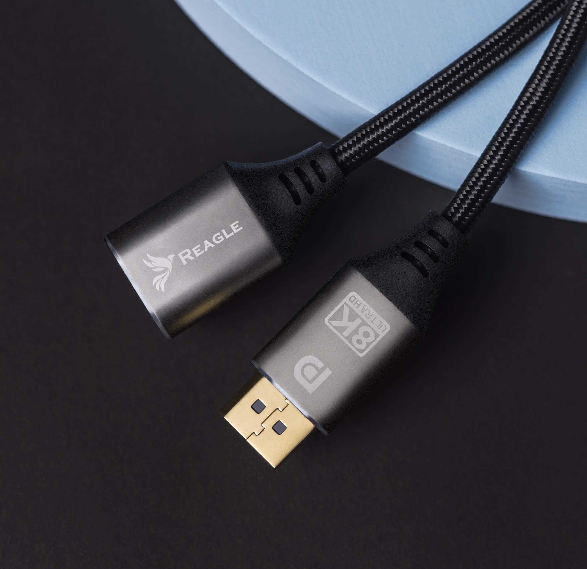 Czarny i szary kabel z tekstem 8K Ultra HD i złączem DisplayPort.