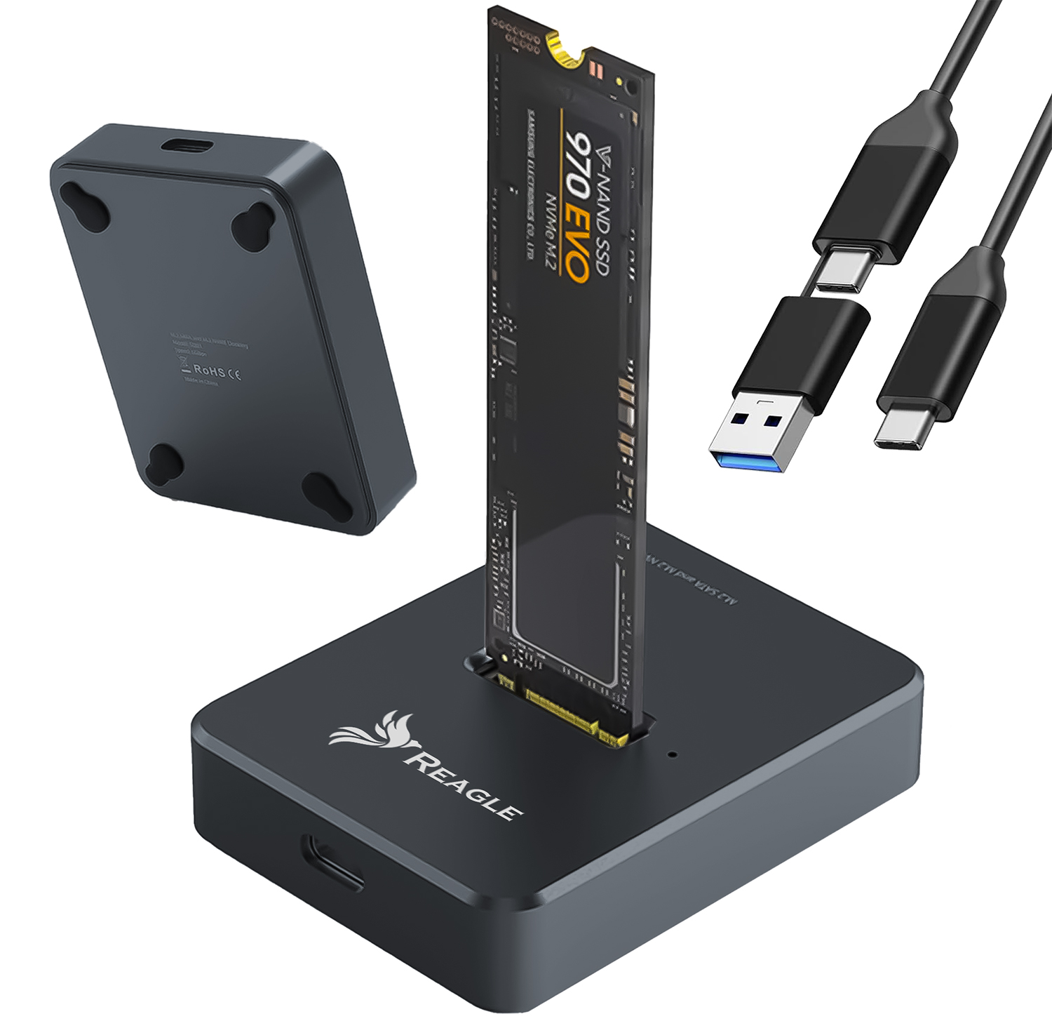 SSD-Karte in einer schwarzen Dockingstation, mit USB-Kabeln und einem schwarzen Netzteil. Weißer Hintergrund.