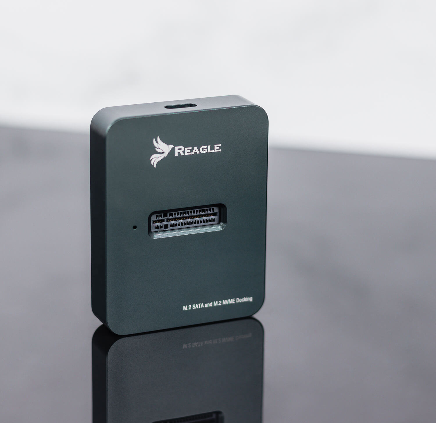 Dunkelgraue Reagle-Dockingstation für M.2 SATA- und NVMe-SSDs, mit dem Reagle-Logo.