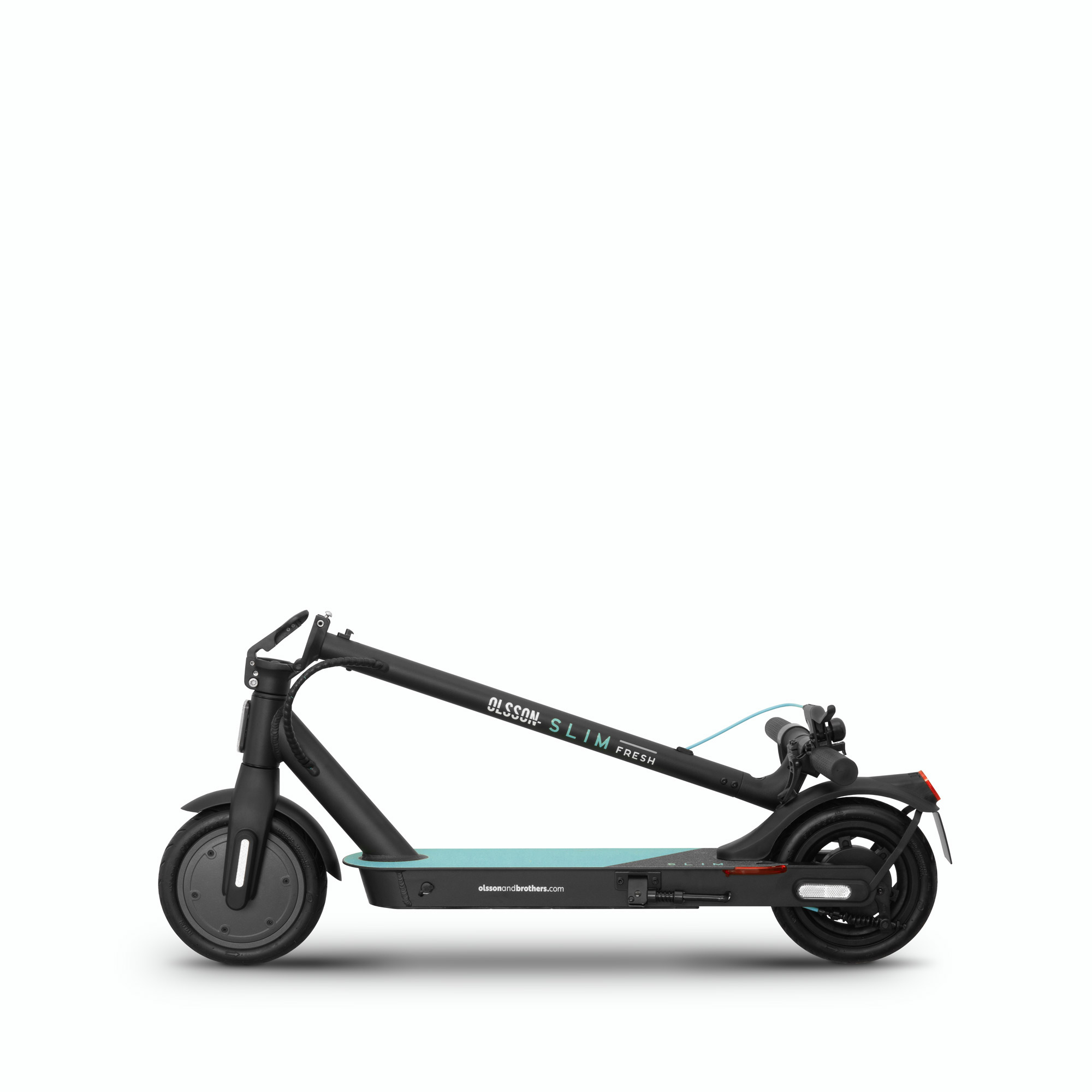 Un patinete eléctrico Olsson Slim Fresh negro y turquesa, plegado, sobre fondo blanco.