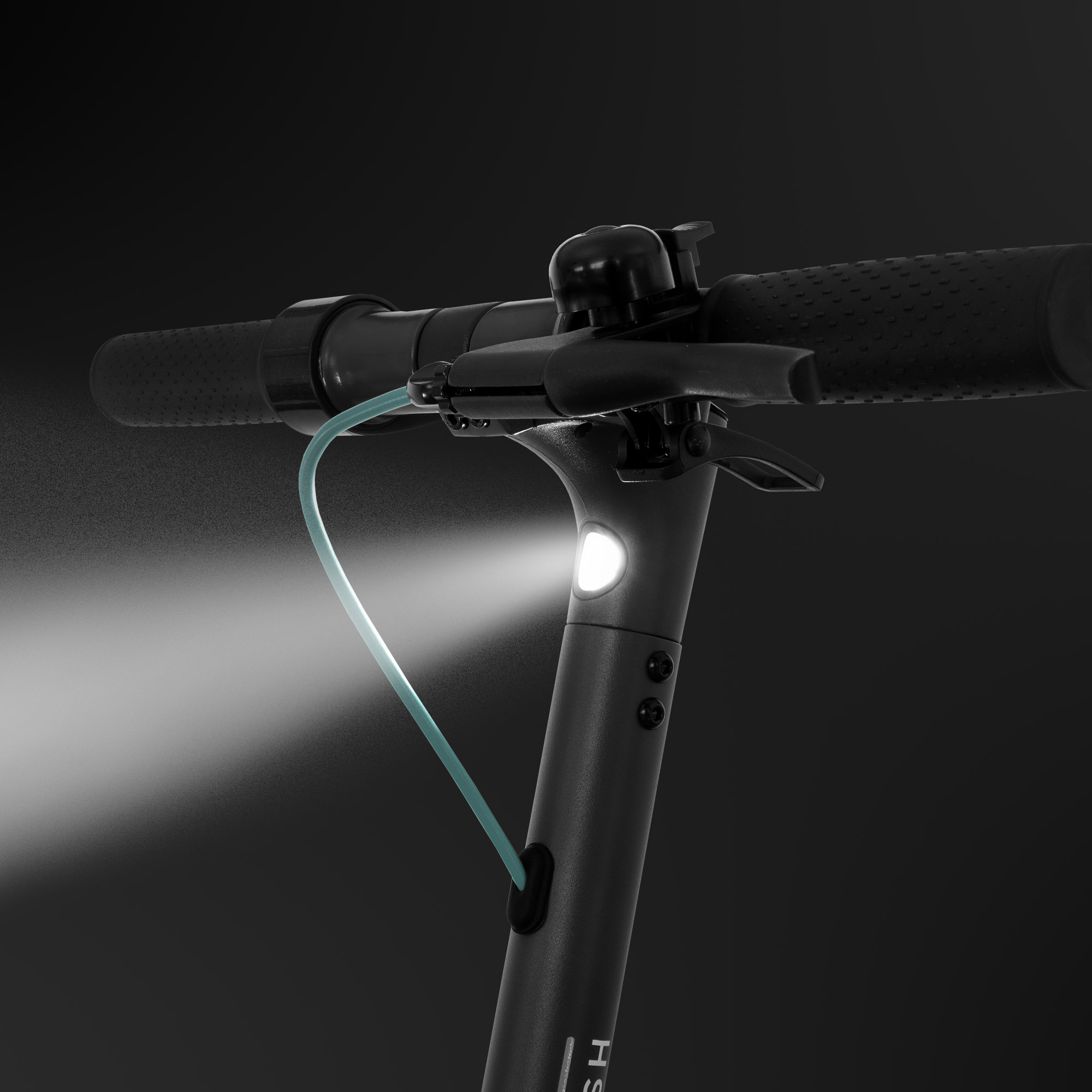 Primer plano del manillar de un patinete eléctrico con luz encendida.