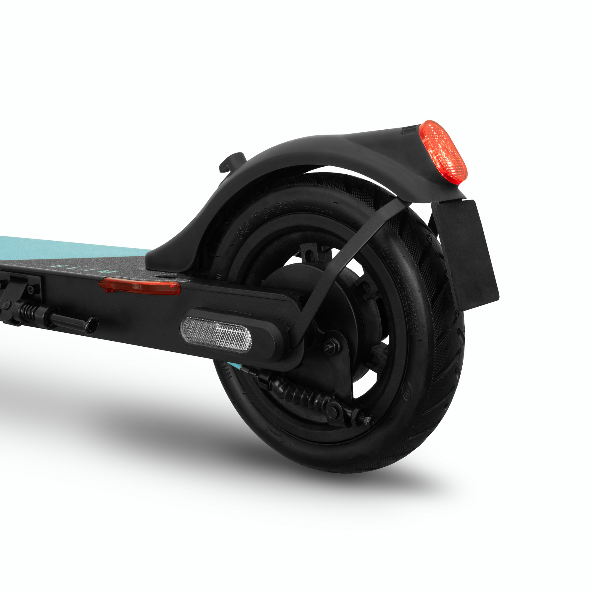 Scooter eléctrico, vista trasera. Muestra la rueda, la luz trasera y un guardabarros negro.