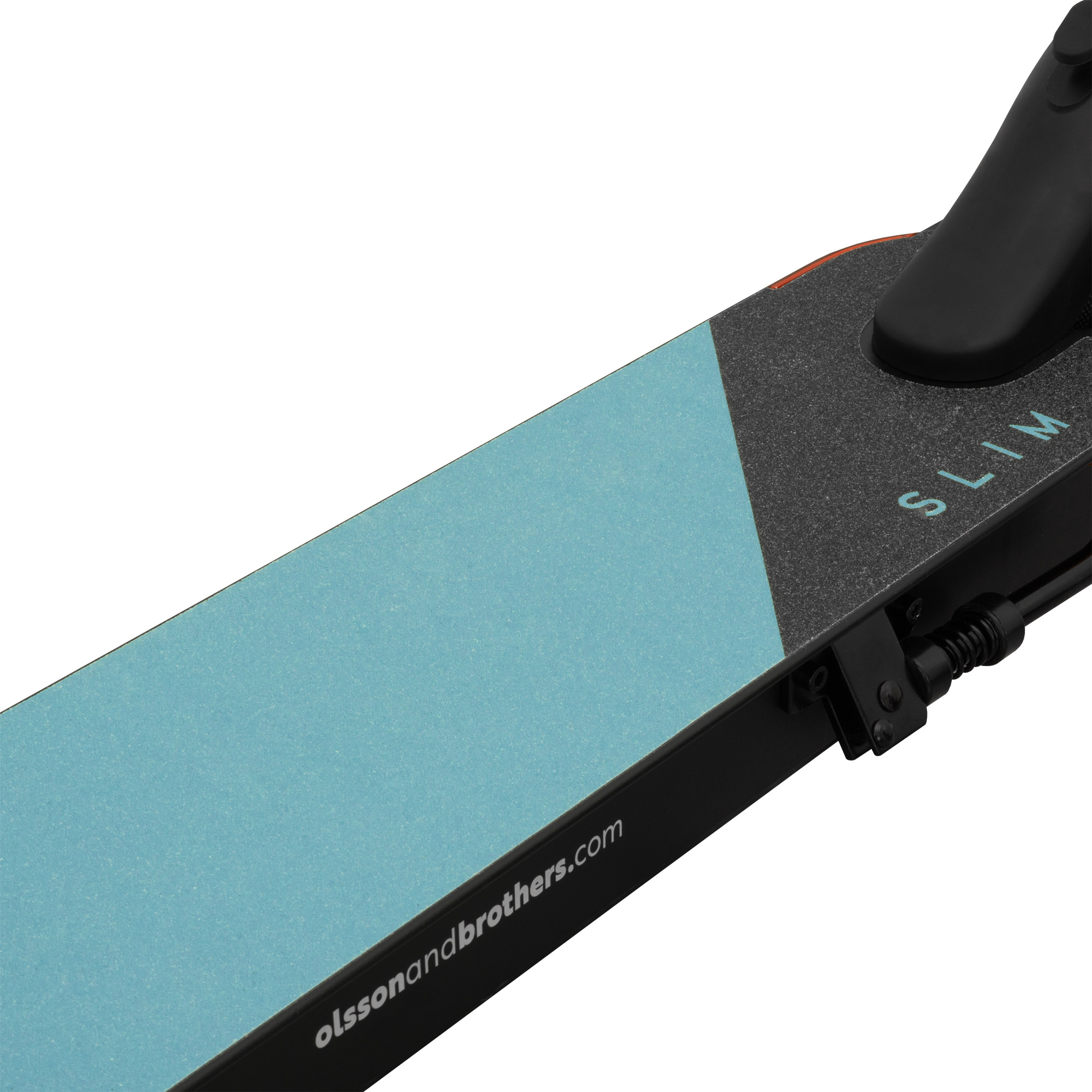 Primer plano de la plataforma de un patinete. Combinación de colores azul y negro con nombre de marca.