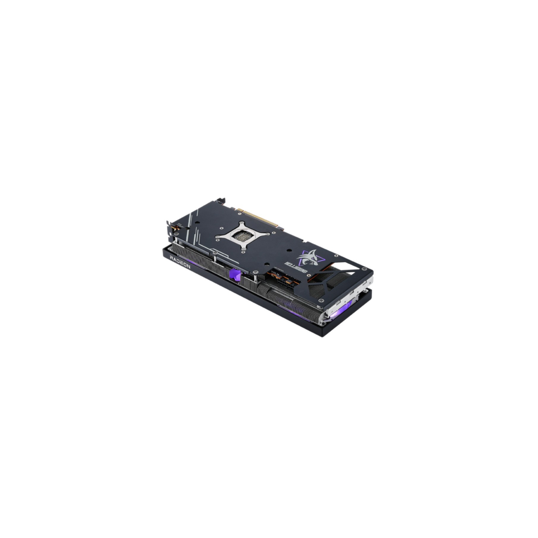 Scheda grafica Radeon. Design nero e argento. Vista angolata. Isolato su sfondo bianco.