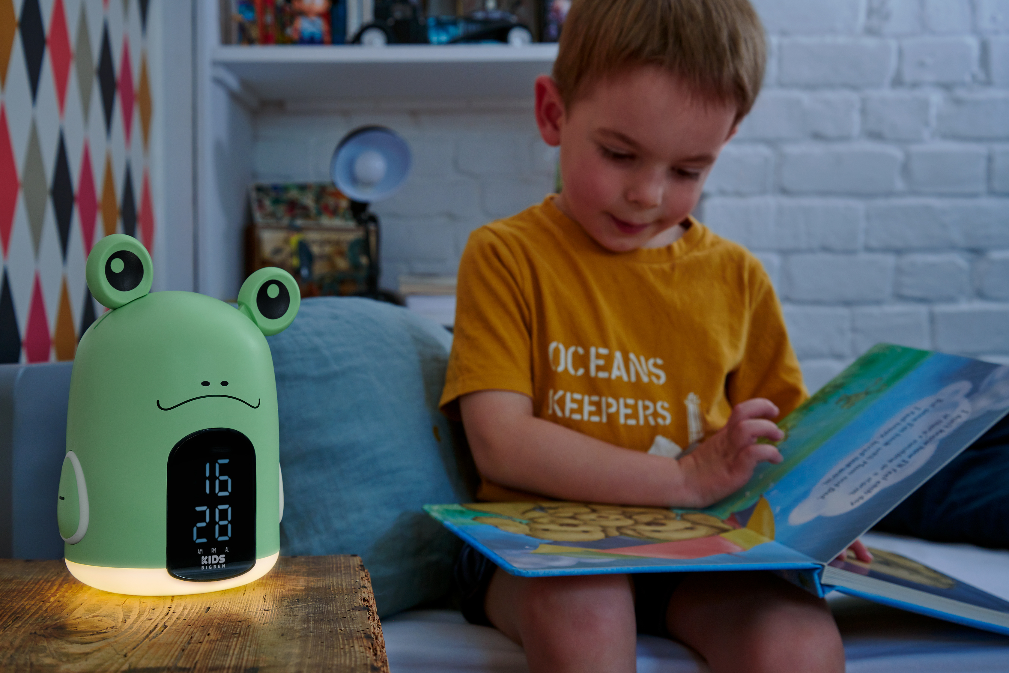 Niño leyendo un libro, reloj con forma de rana en la mesa. Escena nocturna, luz suave.