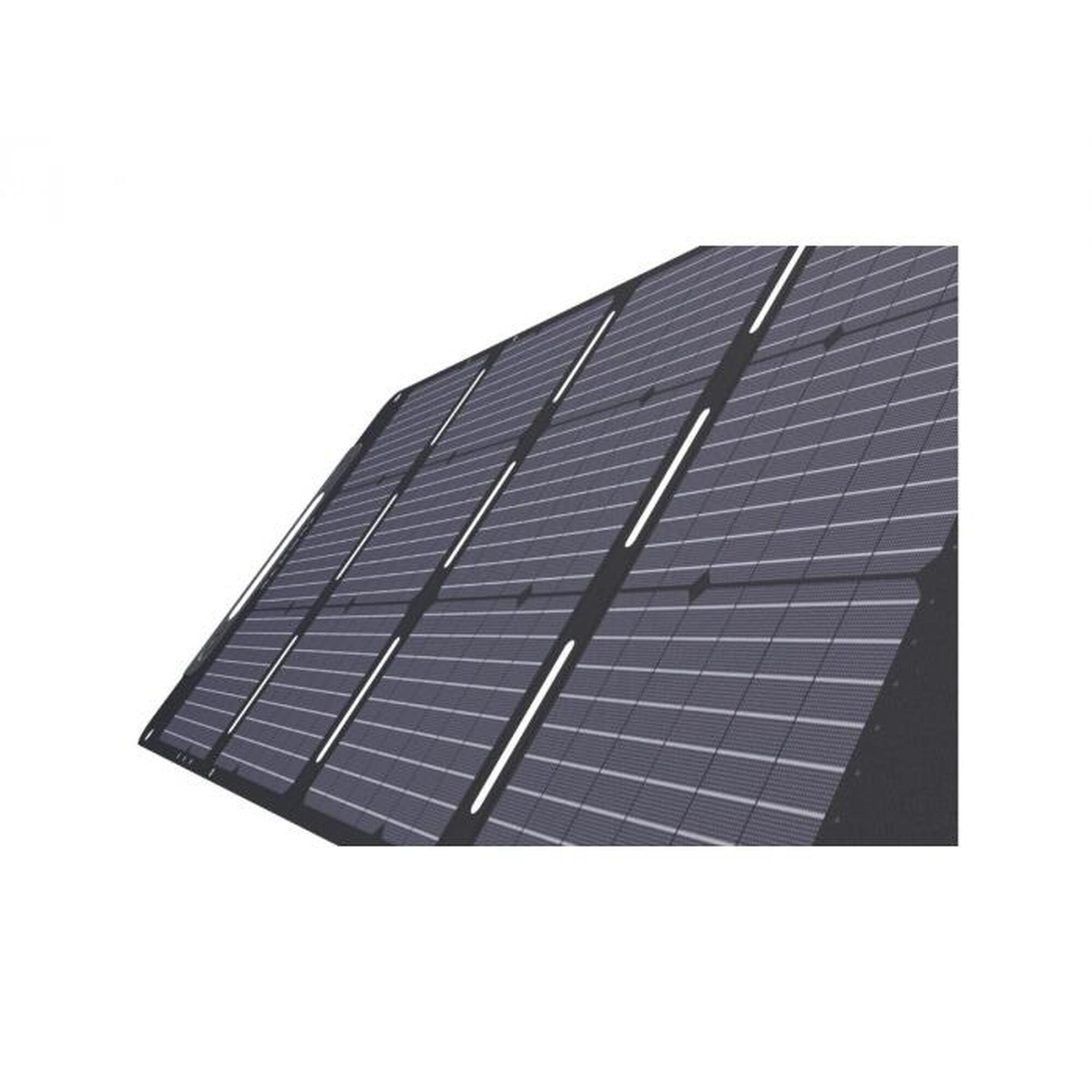 Układ paneli słonecznych skierowany w stronę widza. Ciemne panele z białymi liniami. Białe tło.