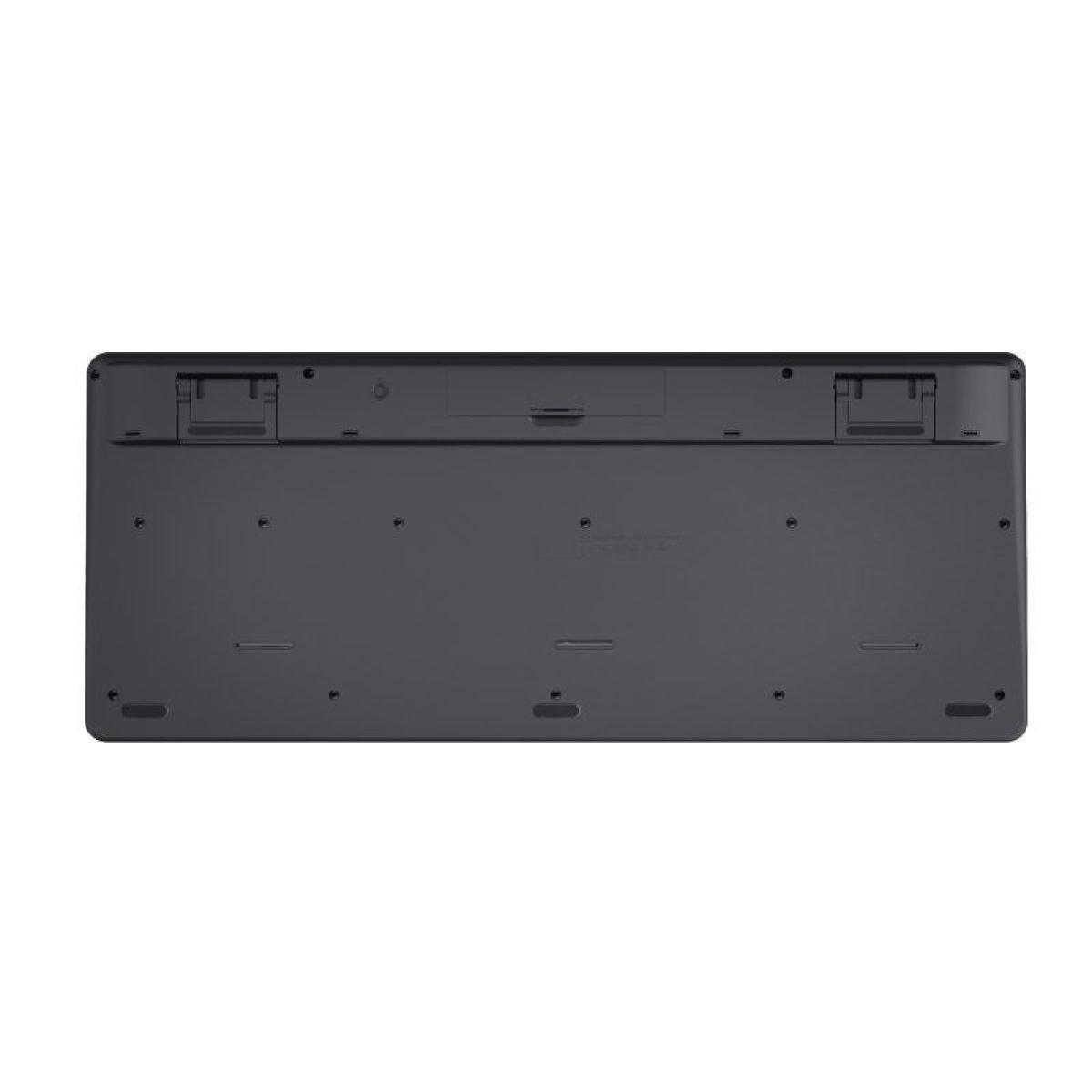 Spód klawiatury. Czarna klawiatura z gumowymi nóżkami i otworami montażowymi. Prostokątny kształt.