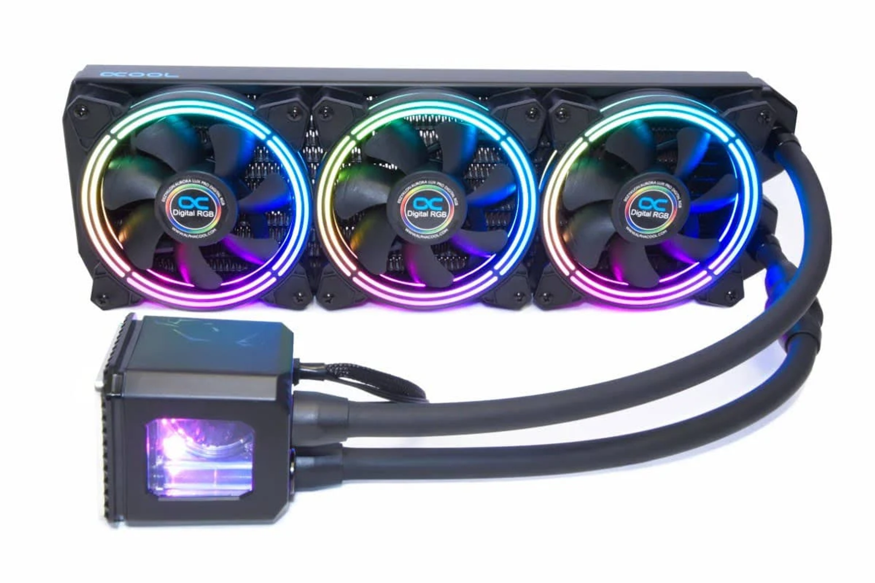 Dissipatore a liquido con tre ventole RGB, un water block e tubi.