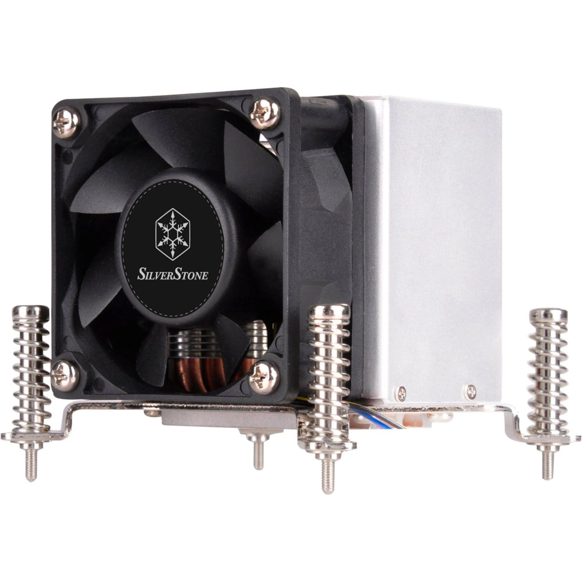 Ventola di raffreddamento CPU. Ventola nera con logo SilverStone, attaccata a un dissipatore di calore argento.